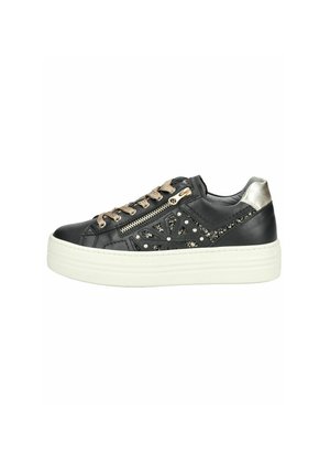 Sneaker in pelle nera con accenti metallici, zip laterale decorativa, design testurizzato, lacci beige e suola chunky bianca.