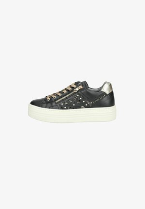 Baskets en cuir noir avec des accents métalliques, fermeture éclair décorative sur le côté, design texturé, lacets beige et semelle blanche épaisse.