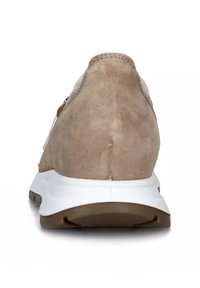 Sneaker in suede beige con suola in gomma bianca e dettagli testurizzati sui lati. Presenta un tallone imbottito per comfort e supporto.