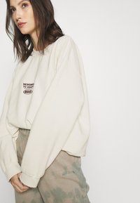 BDG Urban Outfitters SPHERE - Camisola - ecru