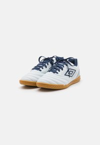 Umbro TOCCO IV CLUB IC - Futbola apavi iekštelpām - white/poseidon/blazing yellow