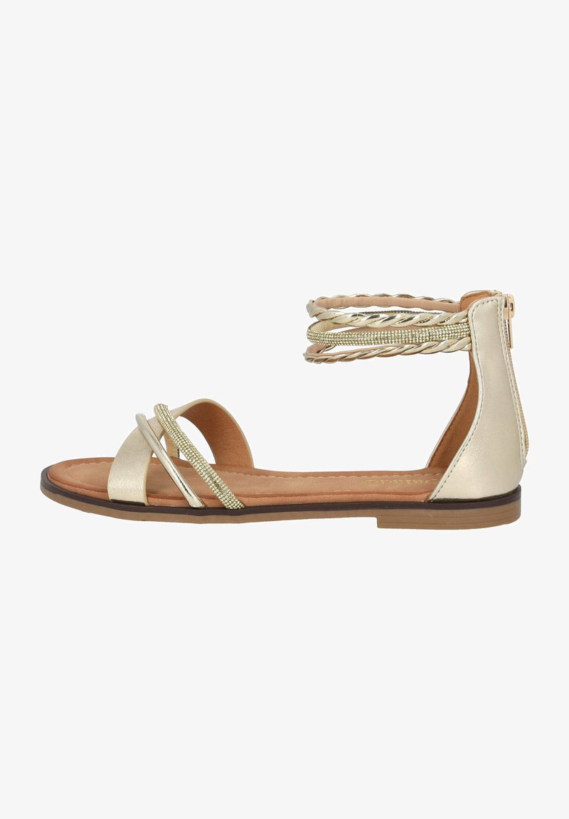 Goldene Sandale mit geflochtenen Knöchelriemen, offenes Zehendesign und metallischen Akzenten. Flache Sohle mit minimalistischem Stil und weicher Textur.