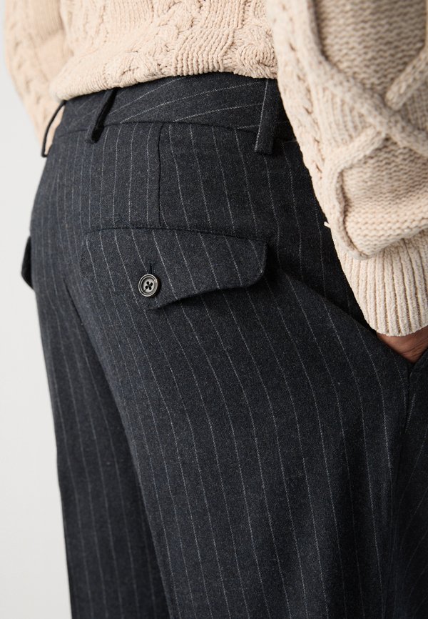 PLEATED - Chinos - charcoal2