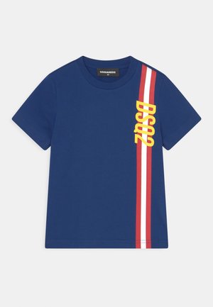 Donkerblauw T-shirt met korte mouwen, met rode en witte verticale strepen aan de rechterkant en gele "DSQ2" tekst over de strepen.