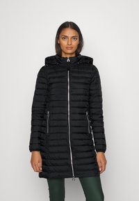Manteau doudoune noir avec une capuche, fermeture éclair à l'avant et poches latérales. Présente un motif matelassé horizontal et des accents en métal argenté.