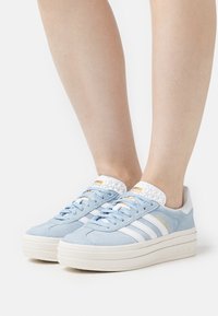adidas Originals GAZELLE BOLD - Sapatilhas - clear sky/footwear white/gold metallic