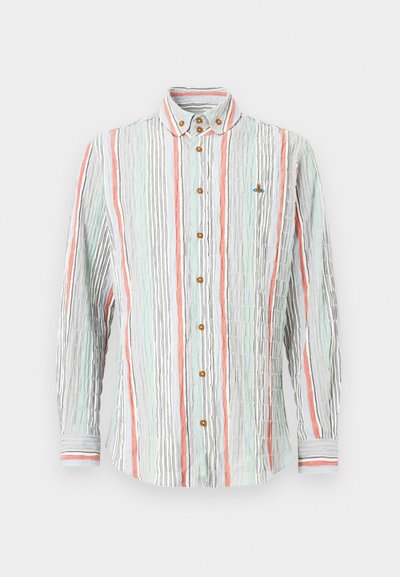 Πουκάμισο με κουμπιά σε ανοιχτό μπλε, κοραλί και μαύρες κάθετες ρίγες. Υφή με ζαρώματα, καφέ κουμπιά και ριγέ μανίκια. Μικρή κεντητή λεπτομέρεια στο στήθος.