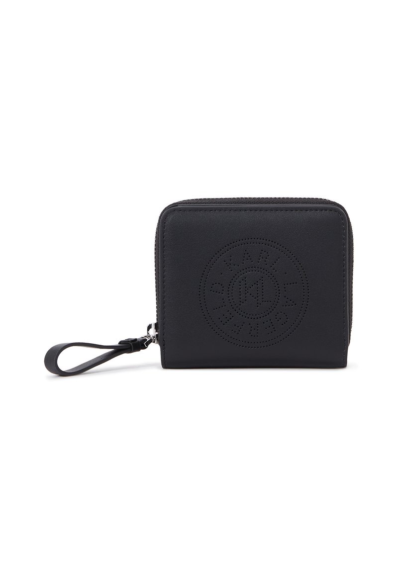 Portafoglio in pelle nera con finitura texturizzata, chiusura a zip, cinturino per il polso e logo circolare impresso sulla parte anteriore. Forma rettangolare compatta.