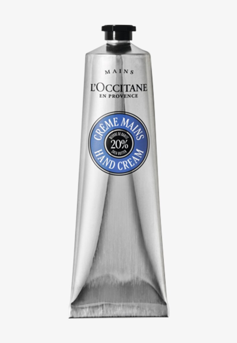 Srebrna aluminiowa tubka kremu do rąk L'Occitane z czarną nakrętką, z niebieską okrągłą etykietą informującą o zawartości 20% masła shea.