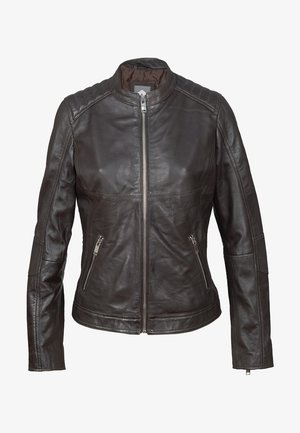 Chaqueta de cuero marrón con cremallera frontal, cuello alto y detalles acolchados en los hombros. Presenta dos bolsillos laterales con cremallera y una textura suave.