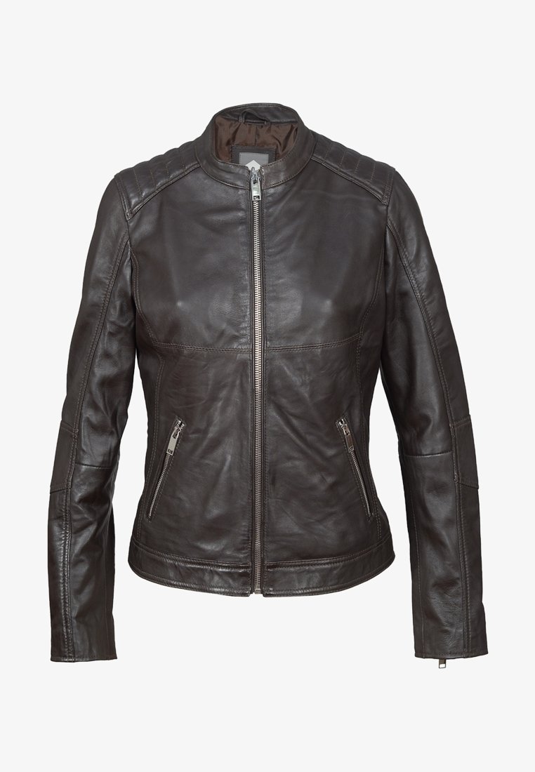 Veste en cuir marron avec une fermeture éclair sur le devant, un col montant et des accents matelassés aux épaules. Comprend deux poches latérales zippées et une texture lisse.