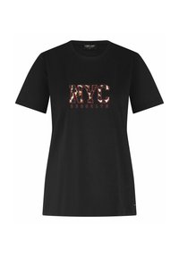 Zwarte katoenen t-shirt met een camo-patroon van de tekst "NYC" en "Brooklyn". Korte mouwen, relaxte pasvorm, ronde halslijn. Lichte stof.