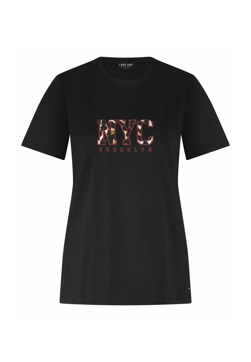 Zwarte katoenen t-shirt met een camo-patroon van de tekst "NYC" en "Brooklyn". Korte mouwen, relaxte pasvorm, ronde halslijn. Lichte stof.