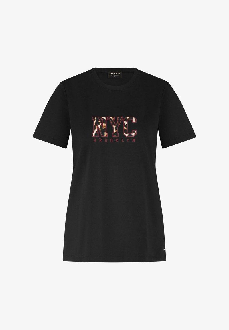 Zwarte katoenen t-shirt met een camo-patroon van de tekst "NYC" en "Brooklyn". Korte mouwen, relaxte pasvorm, ronde halslijn. Lichte stof.