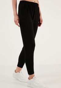 LELA REGULAR FIT - Trainingsbroek - black
