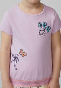 Lichtpaarse katoen t-shirt met geborduurde bloemen, kat, palmboom en vlinder ontwerpen, met een geraffineerde zoom en contrasterende afwerking.