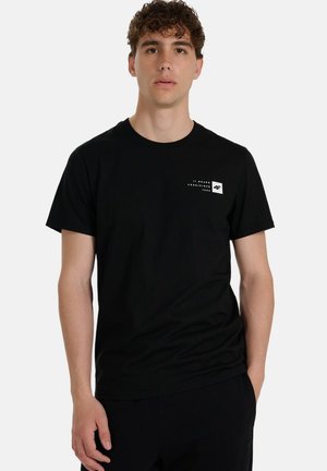 Czarny bawełniany t-shirt z okrągłym dekoltem, krótkimi rękawami oraz białym nadrukiem graficznym na lewej piersi. Gładka tekstura, casualowy krój.