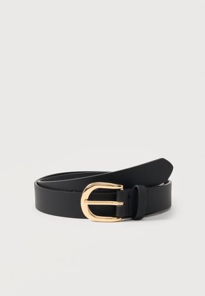 Ceinture en cuir noir enroulée avec une boucle incurvée dorée brillante et une passant de ceinture sur un fond blanc uni.
