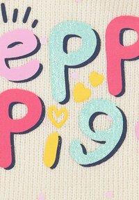 Kolorowy tekst z napisem "Peppa Pig" w różowym, niebieskim i żółtym kolorze na kremowym tle, z dodatkiem brokatu i małymi dekoracyjnymi sercami.