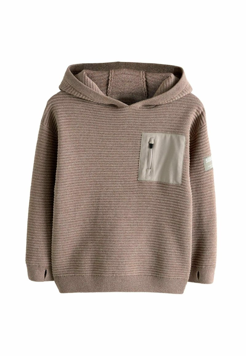 Sweat à capuche en maille côtelée marron avec trous pour les pouces aux poignets et une poche poitrine zippée beige sur le côté droit devant.