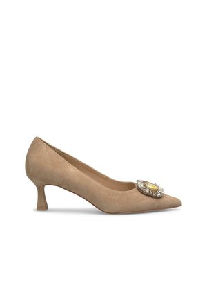 Pompe à talon haut en suède beige avec un bout pointu et un talon évasé de hauteur intermédiaire. Présente une embellissement décoratif orné de gemmes sur le bout.