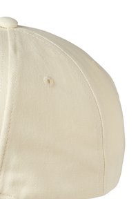 Beige katoenen baseballcap met gestikte panelen en ventilatiegaten, weergegeven op een witte achtergrond.