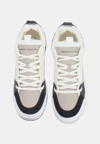 Sneaker bianche e nere caratterizzate da un mix di materiali lisci e testurizzati, con lacci e un colletto imbottito, marchiate "Armani Exchange."