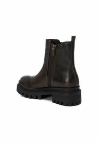 Stivale alla caviglia in pelle marrone con zip laterale, suola in gomma nera spessa e superficie liscia. Presenta un'etichetta sul retro per una facile calzata.