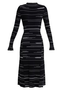 Abito lungo a maniche nere a costine con strisce orizzontali bianche, dotato di un corpetto aderente e di una gonna a campana che scende fino a metà polpaccio.
