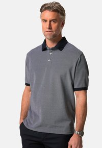 Męska koszulka polo w szarym, teksturowanym materiale, z granatowym kołnierzykiem, trzema guzikami, krótkimi rękawami oraz luźnym krojem.