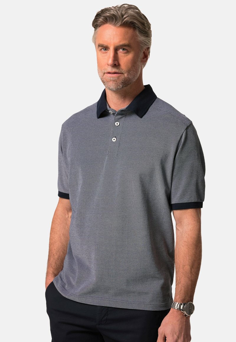 Męska koszulka polo w szarym, teksturowanym materiale, z granatowym kołnierzykiem, trzema guzikami, krótkimi rękawami oraz luźnym krojem.