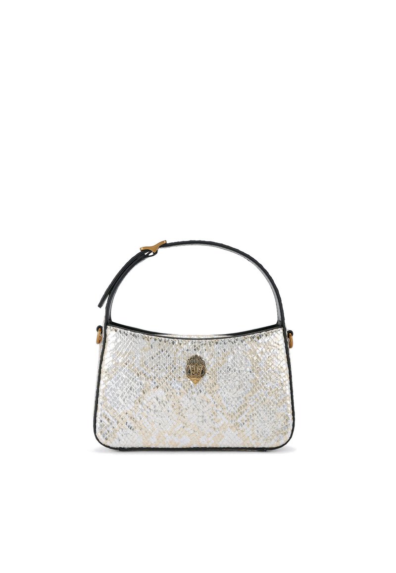 Borsa textured oro e argento con manico curvo nero e un emblema dorato sulla parte frontale, caratterizzata da un sottile motivo a diamante.