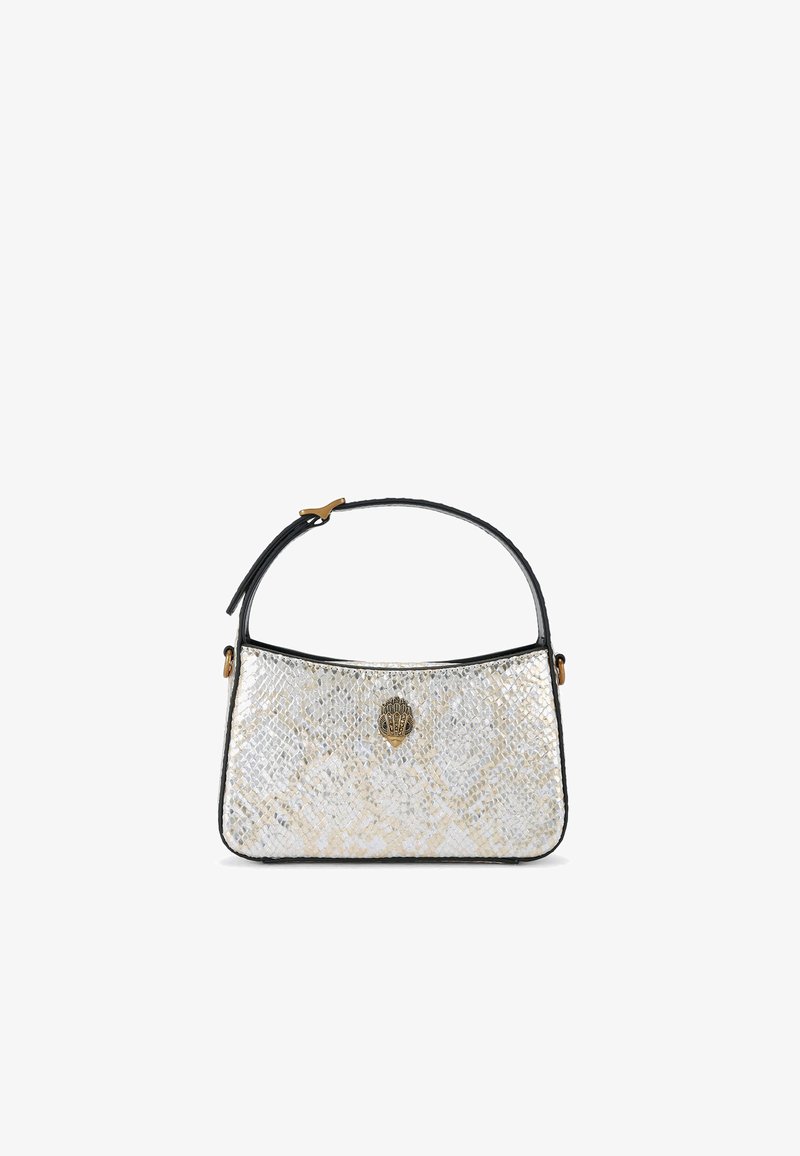 Złota i srebrna torebka teksturowana z zakrzywionym czarnym uchwytem i złotym emblematem z przodu, z subtelnym wzorem diamentowym.