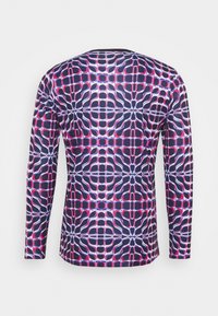 Košile s dlouhým rukávem, která má geometrický vzor v bílé, růžové a modré na námořnickém pozadí. Vyrobena z hladkého, elastického materiálu.