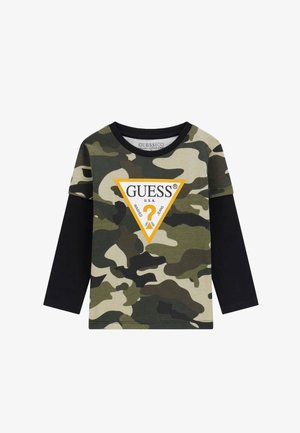 Langes Camouflage-Hemd in Grün und Schwarz mit kontrastierenden schwarzen Ärmeln, vorne mit einem weißen und gelben Dreieck-Logo.