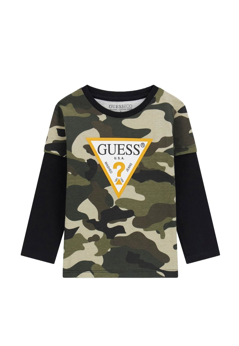 Langes Camouflage-Hemd in Grün und Schwarz mit kontrastierenden schwarzen Ärmeln, vorne mit einem weißen und gelben Dreieck-Logo.