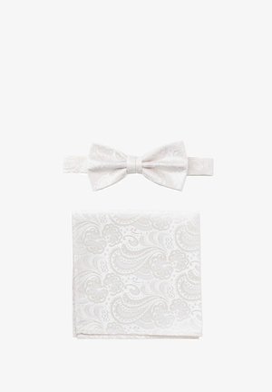 Weißes Fliegen- und Einstecktuch-Set mit einem dezenten Paisleymuster. Der Stoff wirkt glatt mit einer leicht glänzenden Textur.