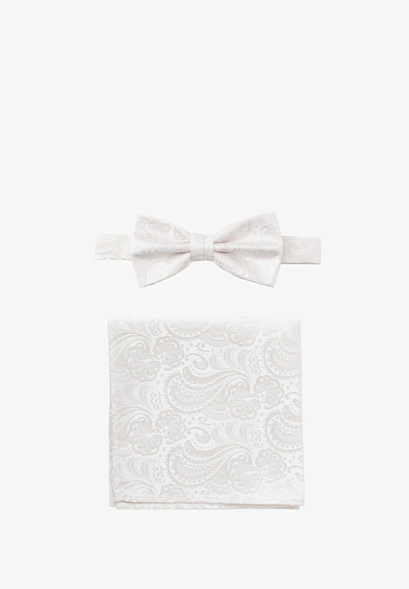 Weißes Fliegen- und Einstecktuch-Set mit einem dezenten Paisleymuster. Der Stoff wirkt glatt mit einer leicht glänzenden Textur.