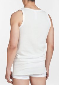Top in cotone bianco senza maniche con scollatura rotonda e spalline larghe, texture liscia, forma aderente e design semplice.