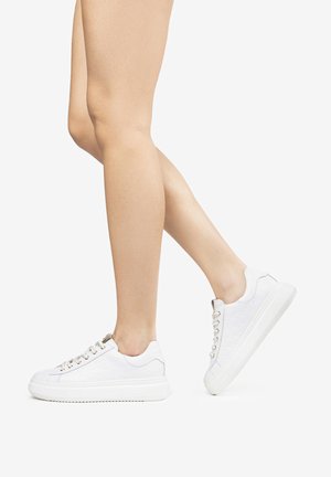 Baskets blanches en cuir avec une finition texturée, accents en métal doré, design bas et semelle en caoutchouc blanc épais.