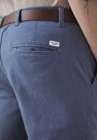 Jack & Jones JPSTMARCO JJDAVE WITH BELT - Hlače chino - china blue
