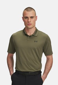 Oliven grøn polo-shirt med en blød tekstur, korte ærmer og en tre-knaps lukning, med et sort logo på venstre bryst.