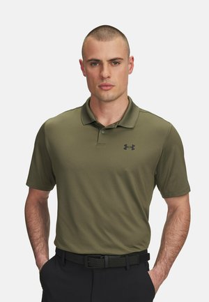 Oliven grøn polo-shirt med en blød tekstur, korte ærmer og en tre-knaps lukning, med et sort logo på venstre bryst.