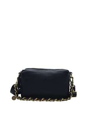 Sac bandoulière rectangulaire en cuir noir avec détail chaîne dorée et fermeture éclair, équipé d'une bandoulière réglable et d'une petite étiquette métallique ronde.