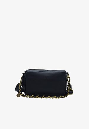 Sac bandoulière rectangulaire en cuir noir avec détail chaîne dorée et fermeture éclair, équipé d'une bandoulière réglable et d'une petite étiquette métallique ronde.