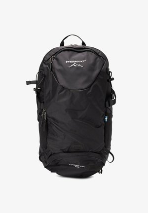 Schwarzer Rucksack mit einem eleganten Design, ausgestattet mit einem oberen Griff, verstellbaren Seitenträgern und Reißverschlüssen. Enthält ein Logo und ein schwedisches Flaggen-Accent.