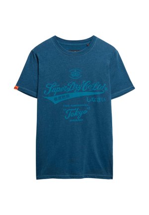 Blauwe katoenen T-shirt met ronde hals. Beschikt over een schermgedrukte logo in lichter blauw en oranje accent op de mouw. Lichtgewicht materiaal.
