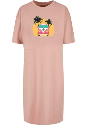 Różowa bawełniana sukienka-t-shirt z grafiką vintage furgonetki, palmami i słońcem. Krótkie rękawy, luźny krój, długość powyżej kolan.