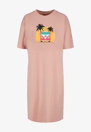 Różowa bawełniana sukienka-t-shirt z grafiką vintage furgonetki, palmami i słońcem. Krótkie rękawy, luźny krój, długość powyżej kolan.