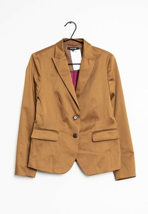 Bruine op maat gemaakte blazer met twee knopen, klepzakken en een bordeauxrode voering, hangend aan een zwarte hanger tegen een witte achtergrond.